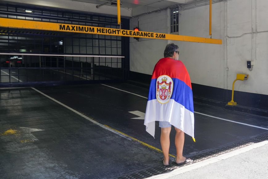 Άνδρας με σημαία της Σερβίας Άνδρας με σημαία της Σερβίας