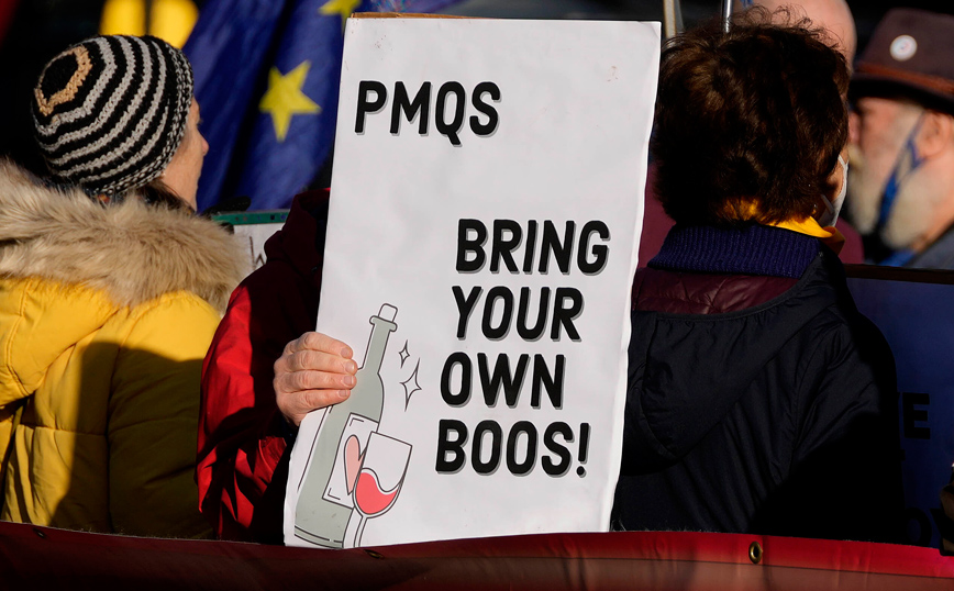 Διαδηλωτές έξω από το βρετανικό Κοινοβούλιο για το κορονοπάρτι του Μπόρις Τζόνσον