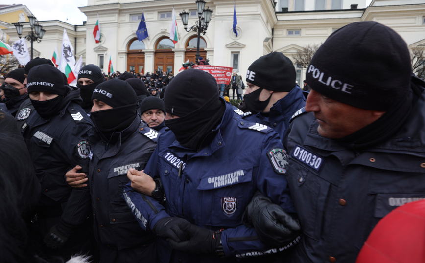 Βουλγαρία: Επεισόδια με αντιεμβολιαστές στα Σόφια – Απόπειρα εισβολής στη Βουλή