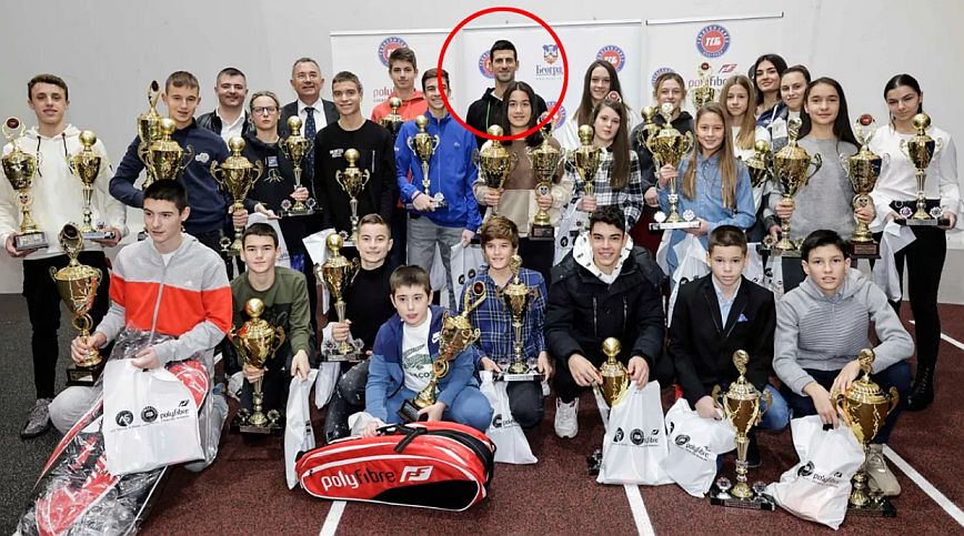 Υπόθεση Τζόκοβιτς: Δημοσίευμα «καίει» τον Σέρβο τενίστα – Φωτογραφιζόταν χωρίς μάσκα ενώ νοσούσε με κορονοϊό