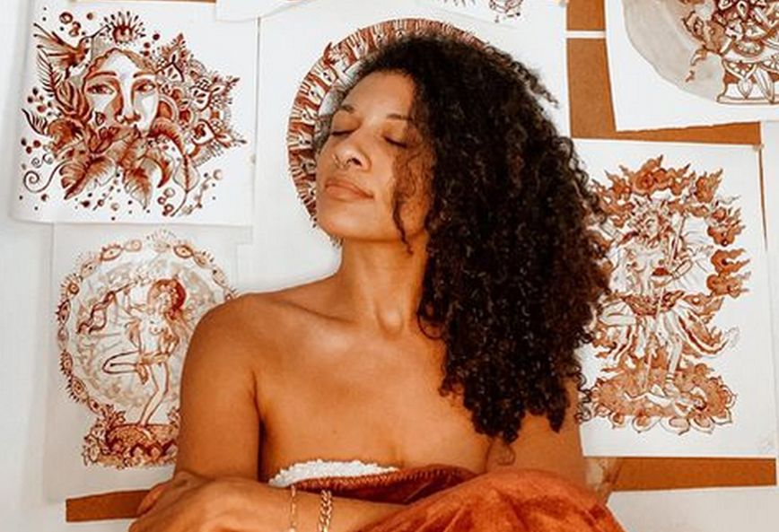 Instagrammer πίνει το αίμα της περιόδου της γιατί «βελτιώνει την υγεία της» – Το χρησιμοποιεί και ως μάσκα προσώπου
