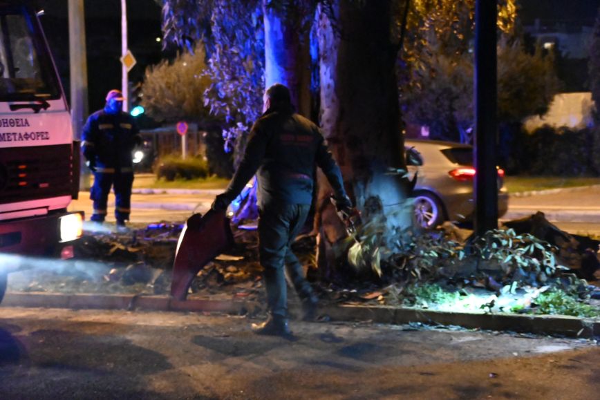 Τροχαίο στη Βούλα: Σοκάρουν οι εικόνες από τη διαλυμένη Ferrari  – Νεκρός ο αδερφός της βουλευτού Κατερίνας Μονογυιού