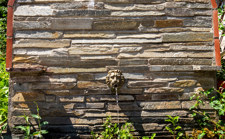 Πέτρινη βρύση στο χωριό Καστανερή Πέτρινη βρύση στο χωριό Καστανερή