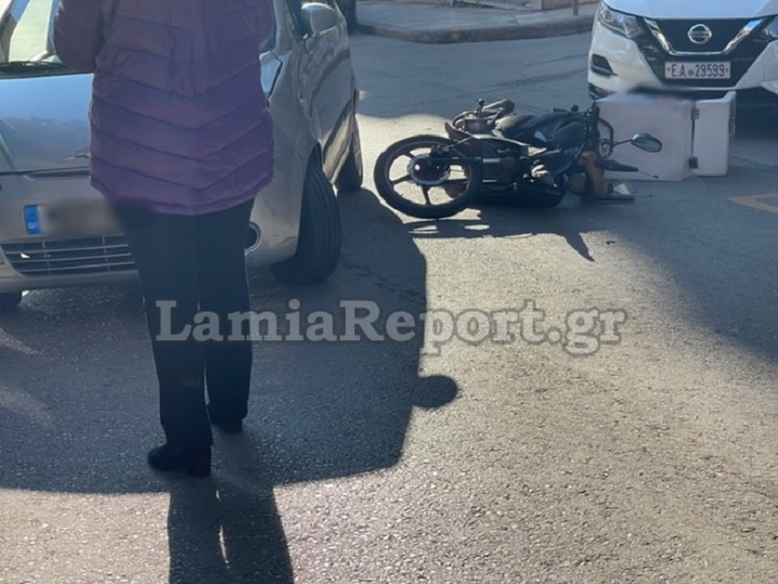 Λαμία: Σύγκρουση αυτοκινήτου με ντελιβερά που φέρεται να παραβίασε STOP