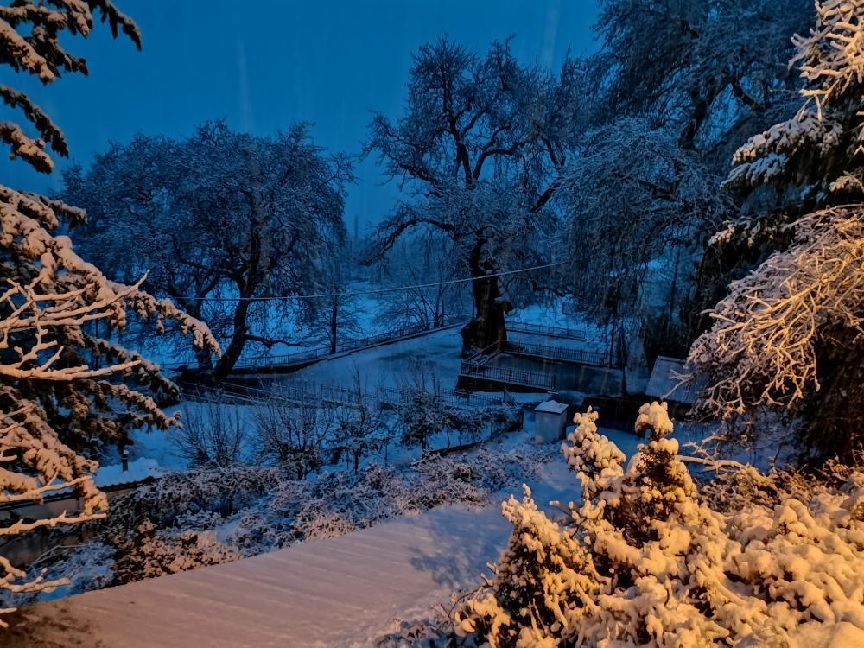 Λαμία: Έστρωσε πυκνό χιόνι στα χωριά της Υπάτης