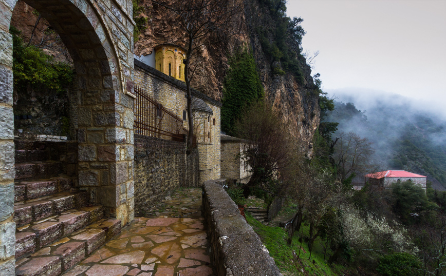 Επιβλητική η Μονή Παναγίας Στάνας στα Άγραφα