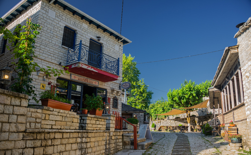 Πέτρινο καλντερίμι στο Μονοδένδρι