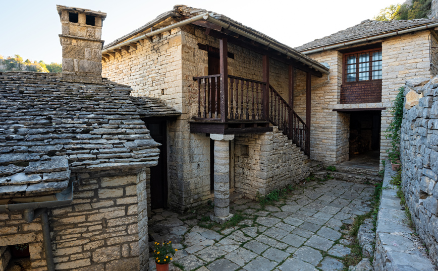 Άποψη της Μονής της Αγίας Παρασκευής στο Μονοδένδρι