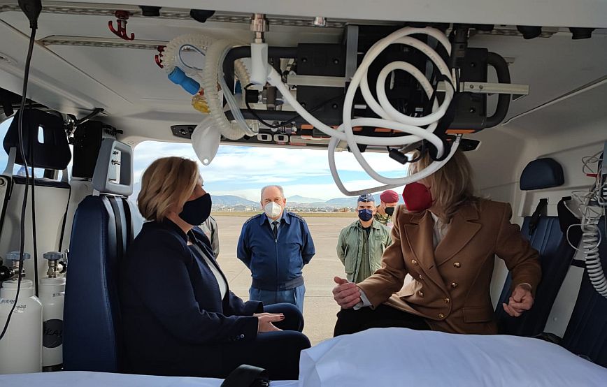 Μίνα Γκάγκα: Επισκέφτηκε ανήμερα Πρωτοχρονιάς τη Βάση Αεροδιακομιδών της Ελευσίνας