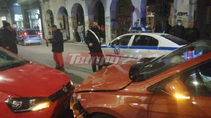 Πάτρα: Σοβαρό τροχαίο στο κέντρο της πόλης – Το ένα αυτοκίνητο παρέσυρε σταθμευμένα μηχανάκια και τραπέζια καφετέριας