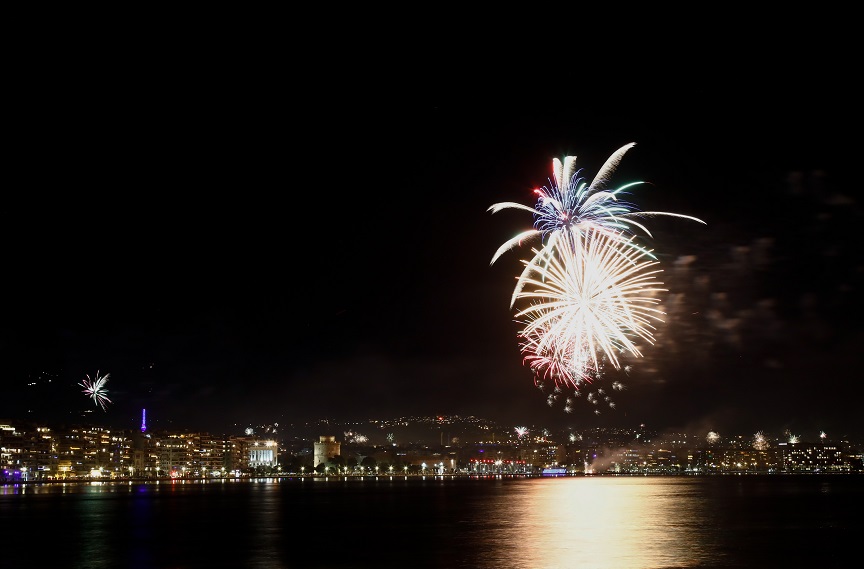 Θεσσαλονίκη: Με λάμψη και πυροτεχνήματα καλωσόρισε το 2022
