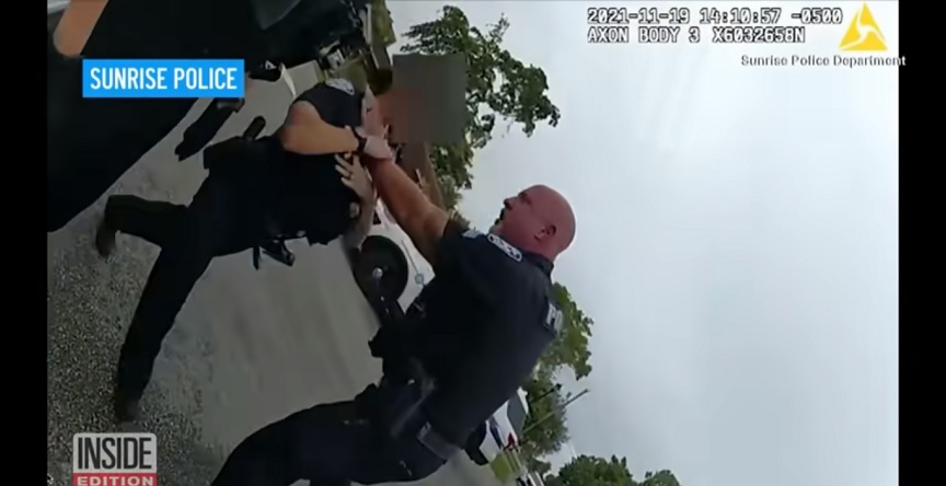 ΗΠΑ: Αστυνομικός άρπαξε από τον λαιμό γυναίκα συνάδελφό του επειδή προσπάθησε να τον συγκρατήσει