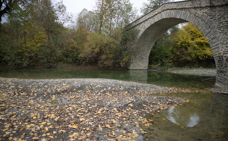 Γεφύρι στο Βενέτικο ποταμό Γεφύρι στο Βενέτικο ποταμό