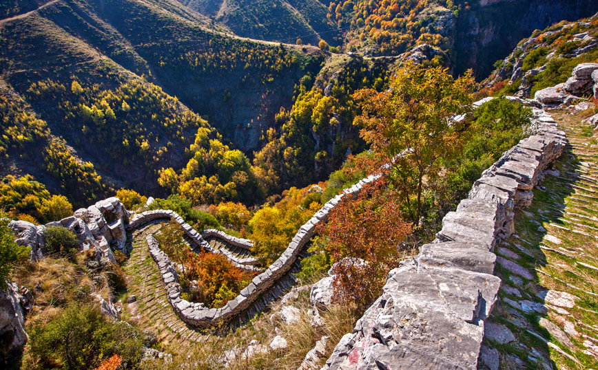 Η πέτρινη σκάλα του Βραδέτου που το ενώνει με το Καπέσοβο