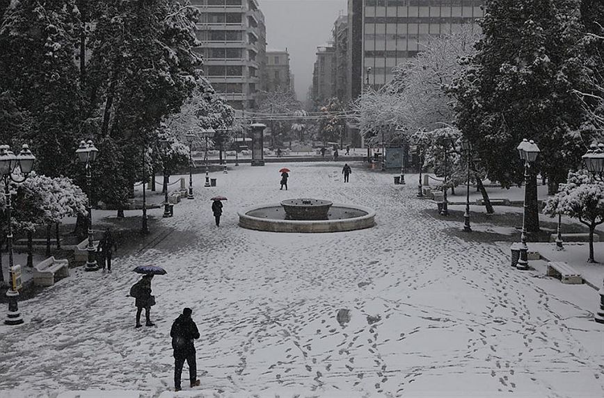 Καιρός: Σε ποιες περιοχές θα χιονίσει τις επόμενες ώρες στην Αττική &#8211; Γιατί δεν θα το στρώσει στην Αθήνα