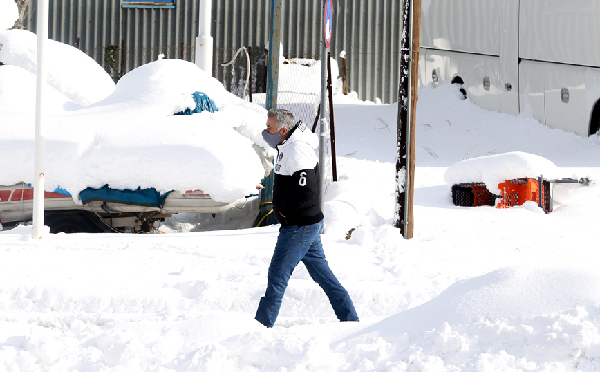 Συνεχίζεται η «μάχη» με τα χιόνια στην Αττική &#8211; Συνεργεία των δήμων καθαρίζουν τις γειτονιές και τα στενά