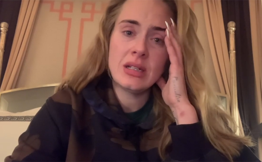 Η Adele ανακοινώνει κλαίγοντας την αναβολή των συναυλιών της – «Η μισή μου ομάδα έχει κορονοϊό»