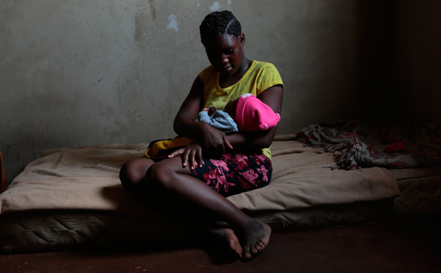 Κορίτσι με μωρό στην αγκαλιά Κορίτσι με μωρό στην αγκαλιά