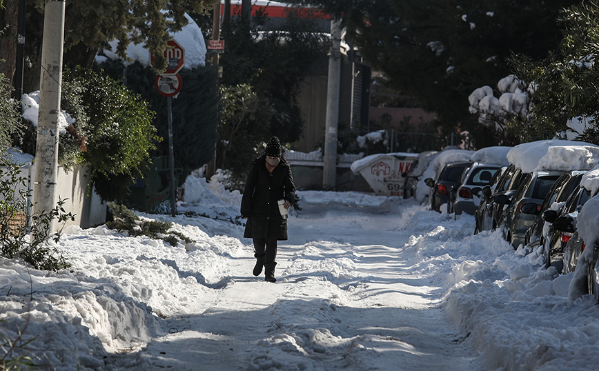 Αγία Παρασκευή: Παραμένει πυκνό το χιόνι στα στενά, αδύνατη η διέλευση των οχημάτων