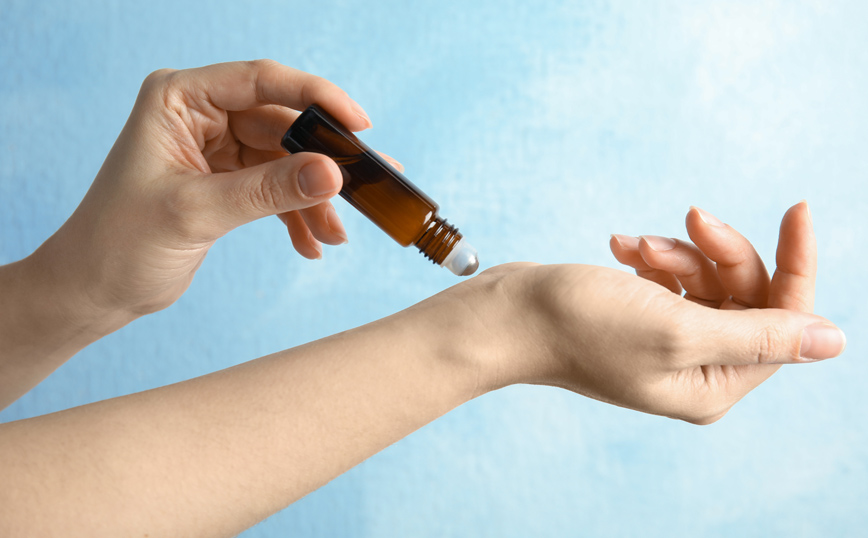 Αιθέρια έλαια σε ρολ ον για το χέρι Αιθέρια έλαια σε ρολ ον για το χέρι