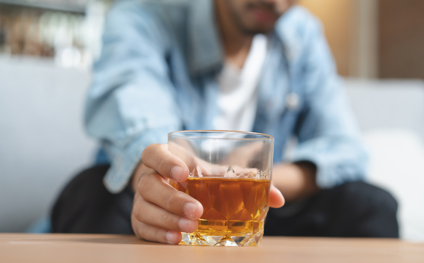Αυξήθηκαν οι θάνατοι από αλκοόλ στη διάρκεια της πανδημίας – Νέα έρευνα