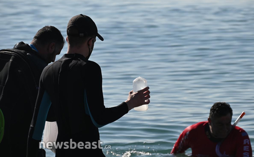 Νέες φωτογραφίες από τη διάσωση της φάλαινας στον Άλιμο Νέες φωτογραφίες από τη διάσωση της φάλαινας στον Άλιμο