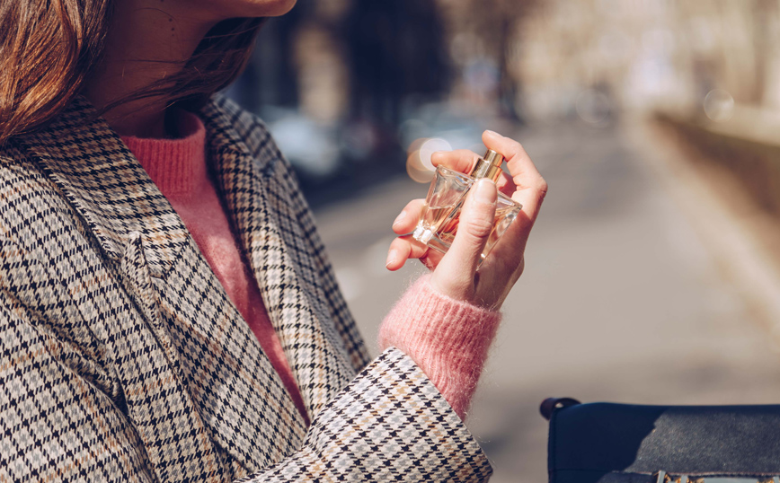 Γυναίκα βάζει άρωμα