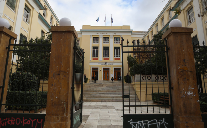 ΑΣΟΕΕ: Επίθεση κουκολουφόρων σε τηλεοπτικό συνεργείο της ΕΡΤ