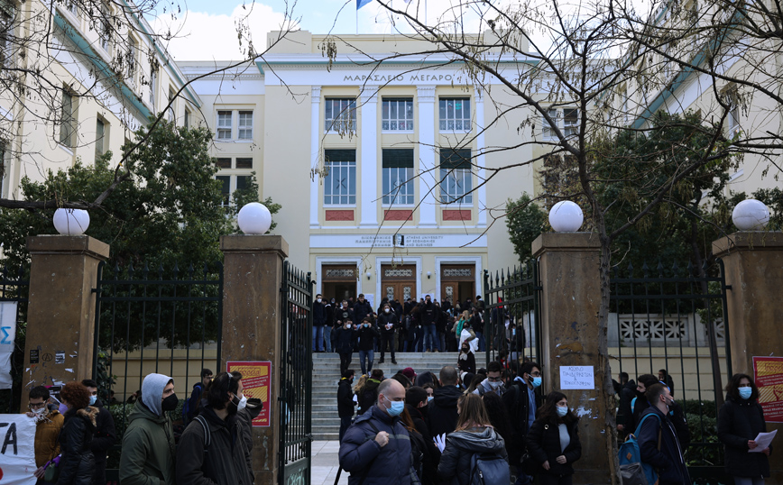 Συγκέντρωση διαμαρτυρίας στην ΑΣΟΕΕ – Φοιτητές ζητούν την παραίτηση του πρύτανη