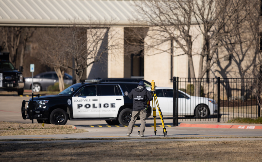 Περιπολικό έξω από τη συναγωγή στο Τέξας Περιπολικό έξω από τη συναγωγή στο Τέξας
