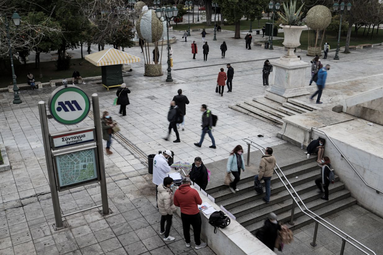 Συνεδριάζει η επιτροπή των ειδικών &#8211; Τα νέα δεδομένα για τις αναμνηστικές δόσεις και ο προβληματισμός για τα σχολεία