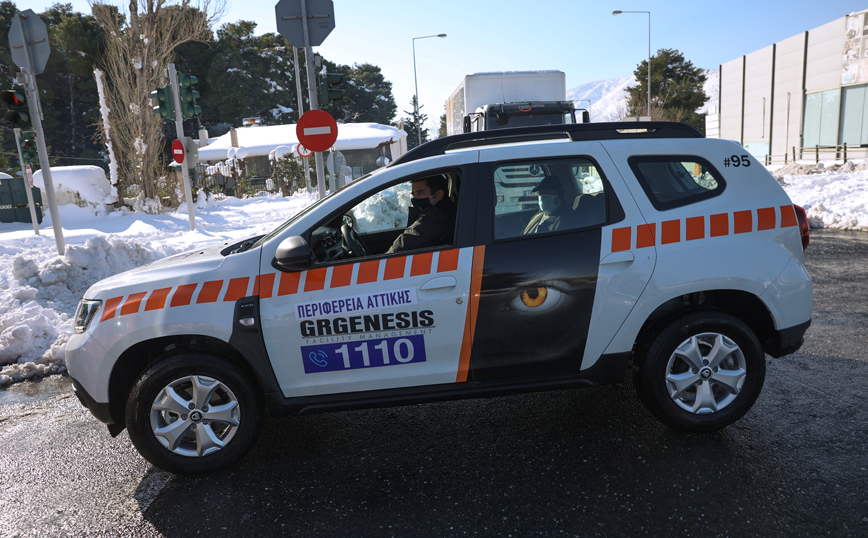 Αυτοκίνητα ακινητοποιημένα στο χιόνι στην Αττική Οδό Αυτοκίνητα ακινητοποιημένα στο χιόνι στην Αττική Οδό