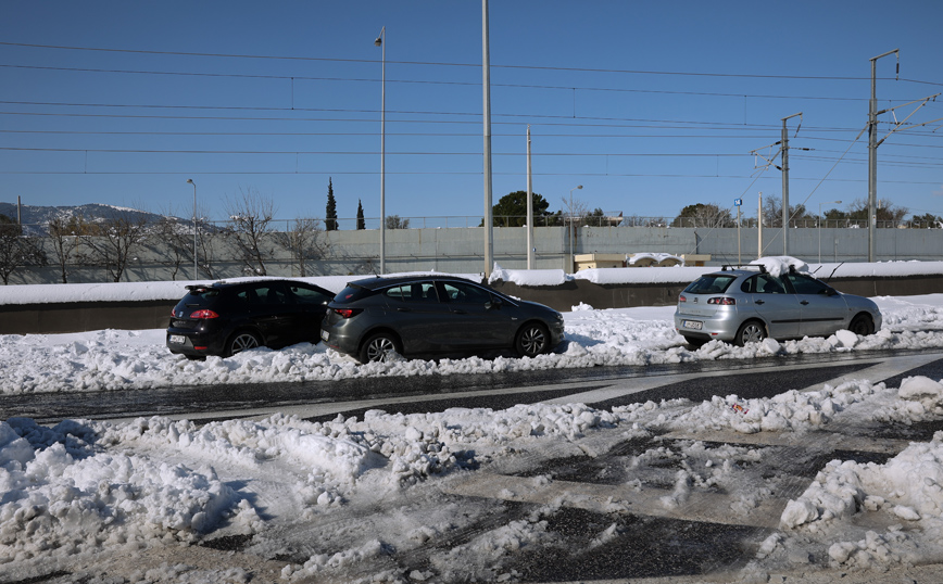 Αυτοκίνητα ακινητοποιημένα στο χιόνι στην Αττική Οδό Αυτοκίνητα ακινητοποιημένα στο χιόνι στην Αττική Οδό