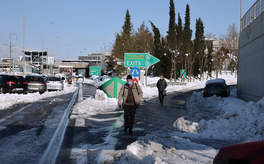 Αυτοκίνητα ακινητοποιημένα στο χιόνι στην Αττική Οδό Αυτοκίνητα ακινητοποιημένα στο χιόνι στην Αττική Οδό