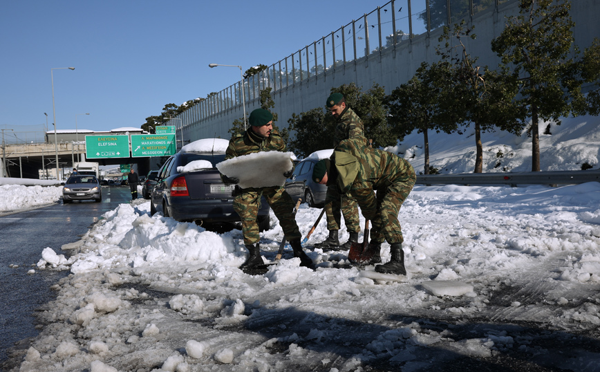Αυτοκίνητα ακινητοποιημένα στο χιόνι στην Αττική Οδό Αυτοκίνητα ακινητοποιημένα στο χιόνι στην Αττική Οδό
