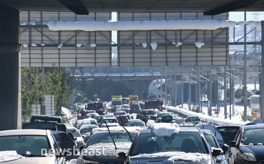 Αυτοκίνητα παραμένουν κολλημένα στο χιόνι στην Αττική Οδό