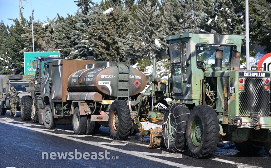 Στρατιώτες στην αποκλεισμένη Αττική Οδό