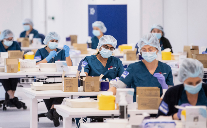 Ετοιμάζουν τα εμβόλια σε νέο εμβολιαστικό κέντρο για τον κορονοϊό στην Αυστραλία Ετοιμάζουν τα εμβόλια σε νέο εμβολιαστικό κέντρο για τον κορονοϊό στην Αυστραλία