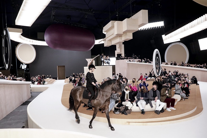 Ο γαλλικός οίκος μόδας Chanel πρωτοτύπησε με άλογο να κάνει πασαρέλα σε επίδειξή του