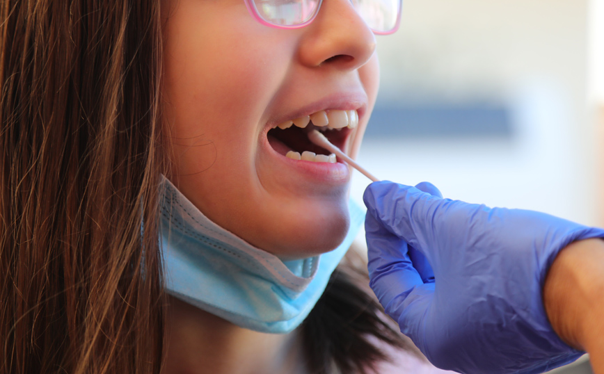 Μετάλλαξη Όμικρον και rapid test: Ειδικοί συστήνουν την ταυτόχρονη λήψη δείγματος από στόμα και μύτη