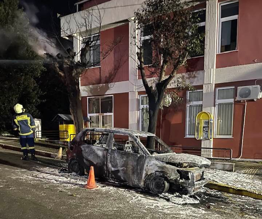 Θεσσαλονίκη: Επίθεση με μολότοφ στο δημαρχείο Θερμαϊκού – Κάηκε ολοσχερώς ένα όχημα