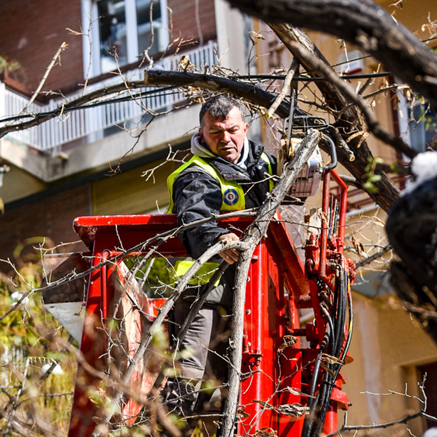Η τιτάνια μάχη συνεχίζεται για την αποκατάσταση των προβλημάτων στο κέντρο και στις γειτονιές της Αθήνας