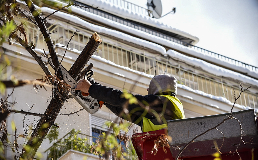 Η τιτάνια μάχη συνεχίζεται για την αποκατάσταση των προβλημάτων στο κέντρο και στις γειτονιές της Αθήνας
