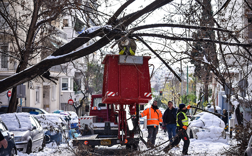Η τιτάνια μάχη συνεχίζεται για την αποκατάσταση των προβλημάτων στο κέντρο και στις γειτονιές της Αθήνας
