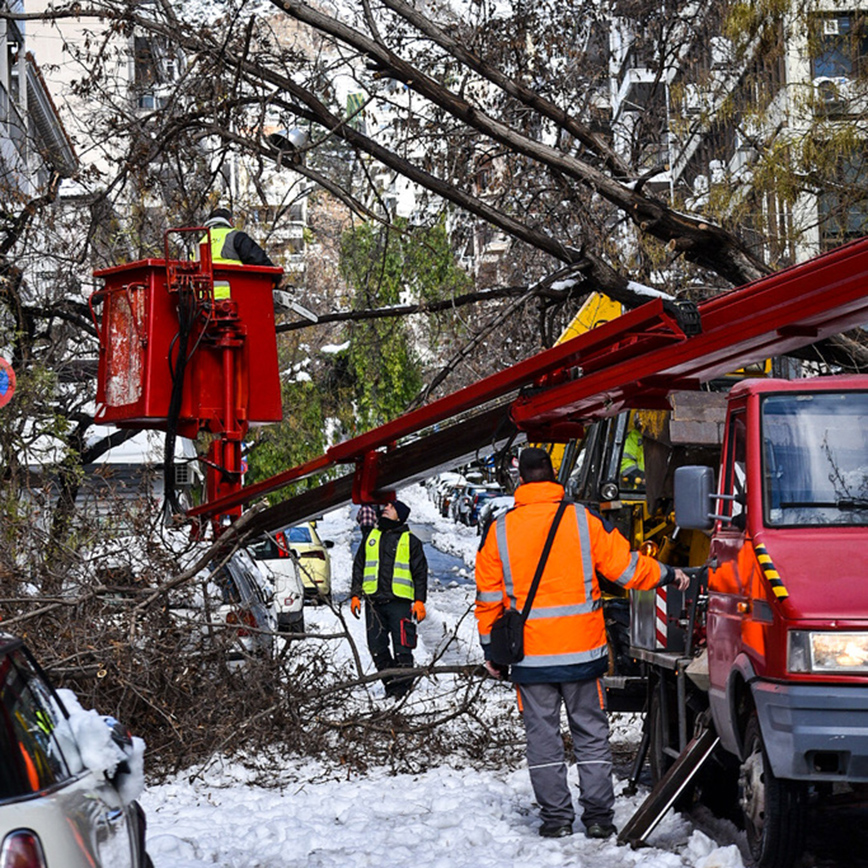Η τιτάνια μάχη συνεχίζεται για την αποκατάσταση των προβλημάτων στο κέντρο και στις γειτονιές της Αθήνας