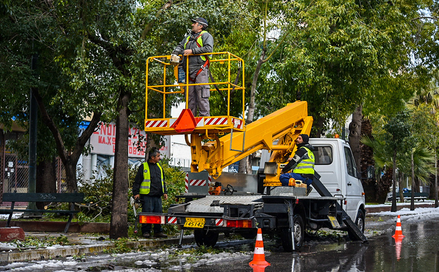 Η τιτάνια μάχη συνεχίζεται για την αποκατάσταση των προβλημάτων στο κέντρο και στις γειτονιές της Αθήνας