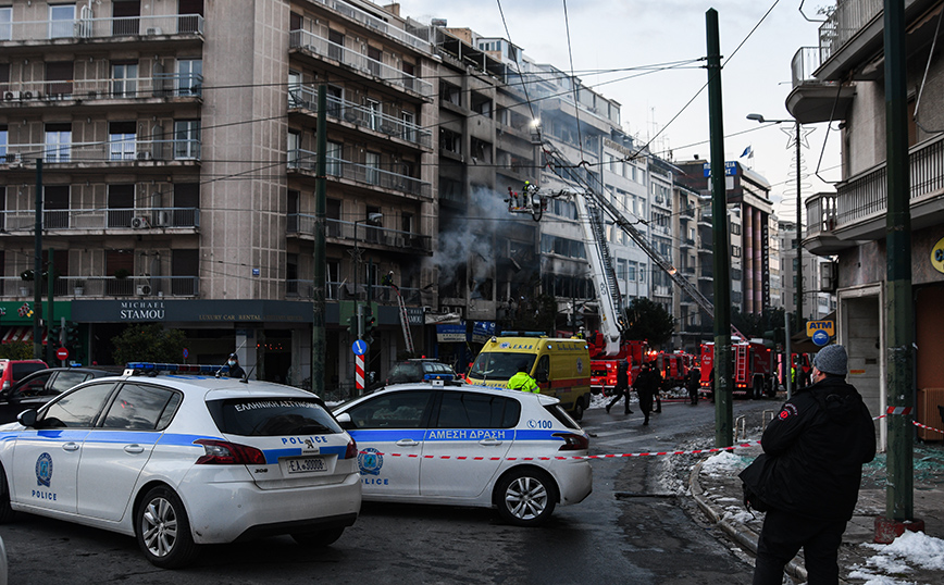 Άνοιξε η λεωφόρος Συγγρού – Καθάρισαν τον δρόμο από τα συντρίμμια της έκρηξης