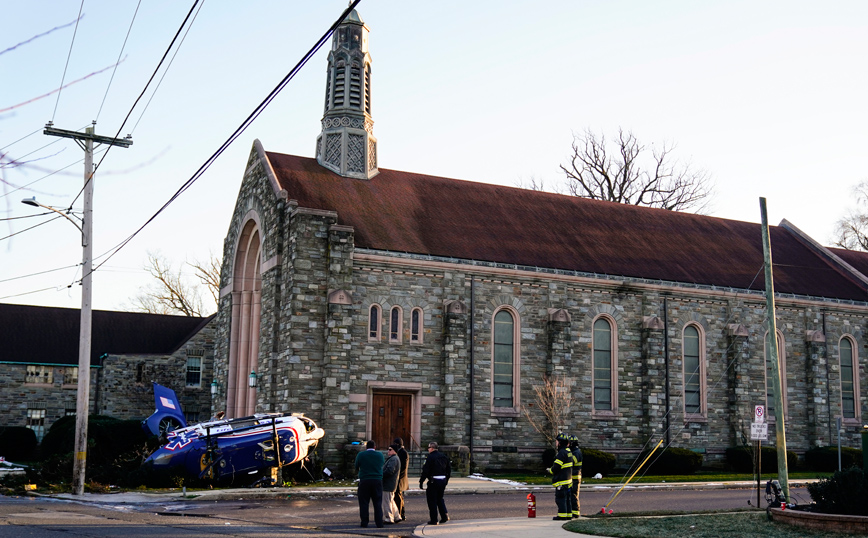 Βρέφος και τρεις ακόμη επέζησαν από συντριβή ελικοπτέρου κοντά στη Φιλαδέλφεια των ΗΠΑ Βρέφος και τρεις ακόμη επέζησαν από συντριβή ελικοπτέρου κοντά στη Φιλαδέλφεια των ΗΠΑ