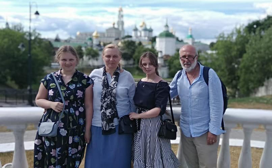 Ο Κώστας Χαραλαμπίδης μαζί τη σύζυγο και τις κόρες του Ο Κώστας Χαραλαμπίδης μαζί τη σύζυγο και τις κόρες του