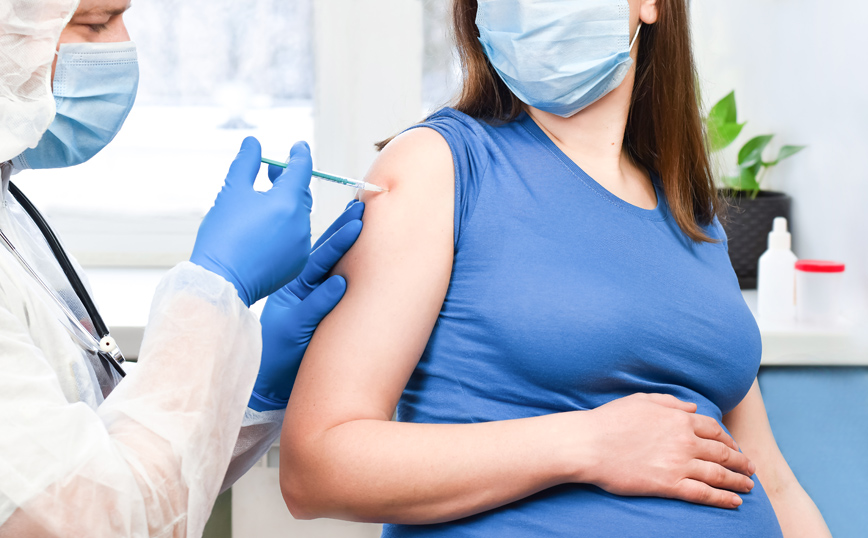 Εμβόλιο κορονοϊού κατά την εγκυμοσύνη: «Δε σχετίζεται με πρόωρο τοκετό και λιποβαρή νεογνά»